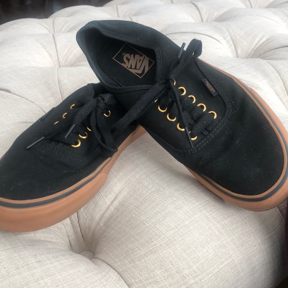 Never worn gum-sole black Vans 🚹 9.5 🚺 11